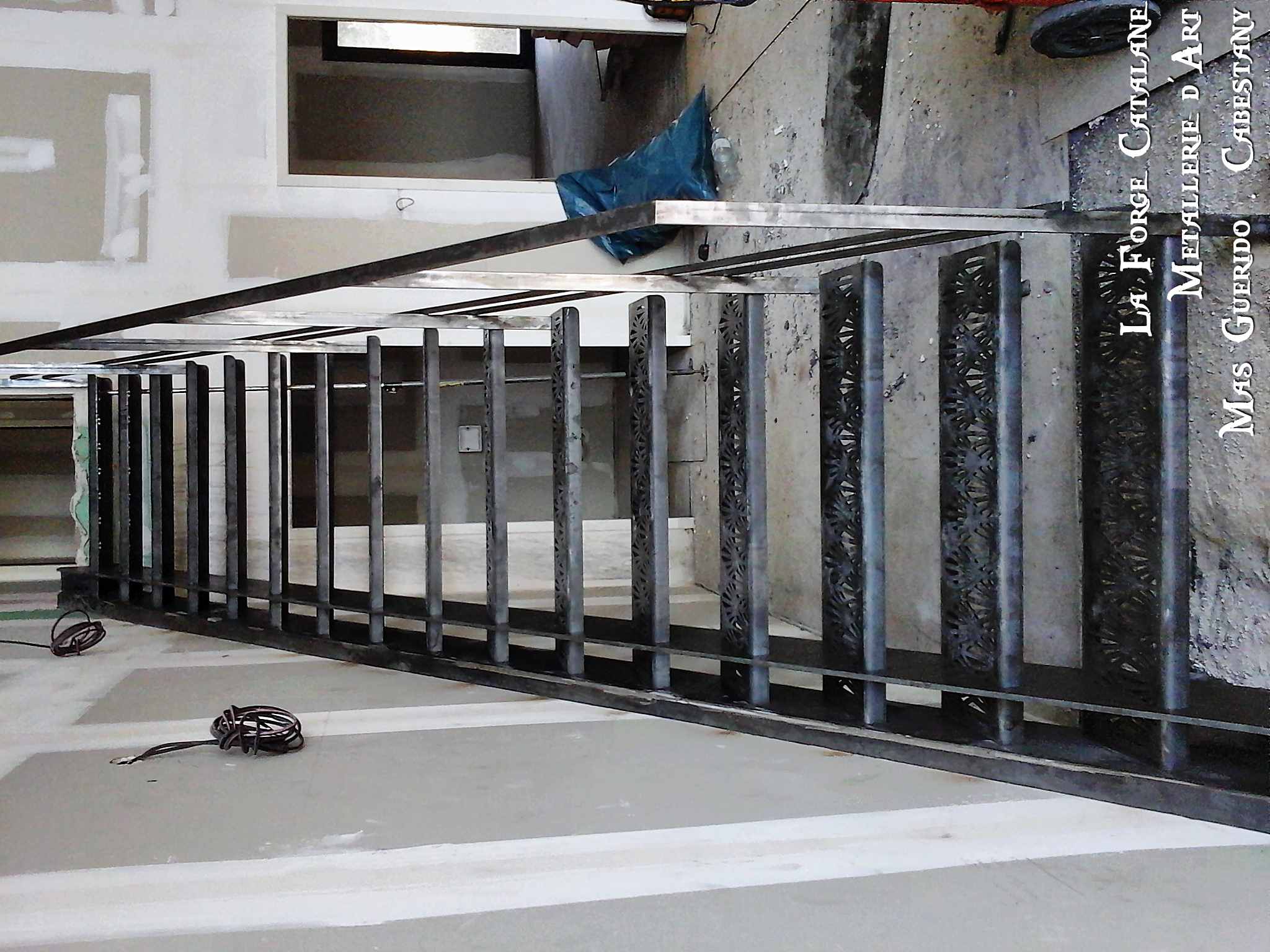 escalier avec decoupe laser sur les marches forge catalane.jpg